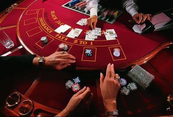 Antarmuka aplikasi petir168 menampilkan meja kasino langsung dan permainan slot